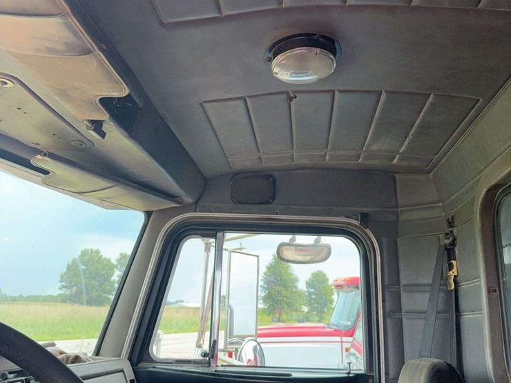 2002-peterbilt-330-image-24