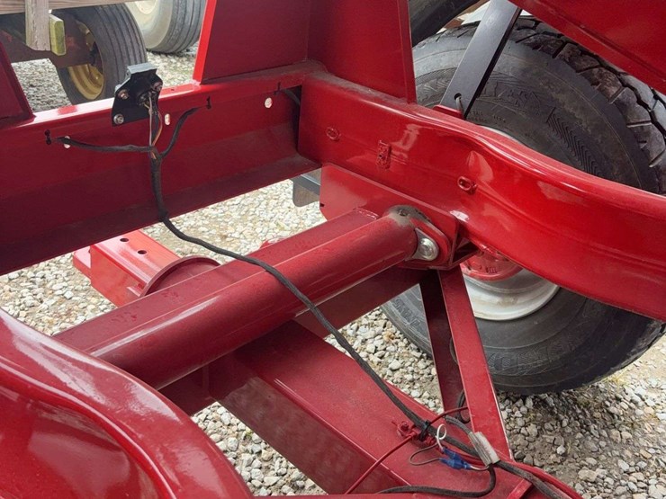 brendt-657-gravity-wagon-roll-tarp,-left-hand-unload,-fenders,-lights-&-brakes,-445/65r22.5-tires,-has-few-dings-on-unloading-side-image-21