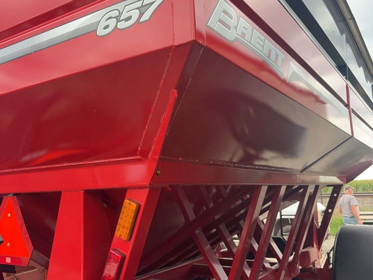 brendt-657-gravity-wagon-roll-tarp,-left-hand-unload,-fenders,-lights-&-brakes,-445/65r22.5-tires,-has-few-dings-on-unloading-side-image-17