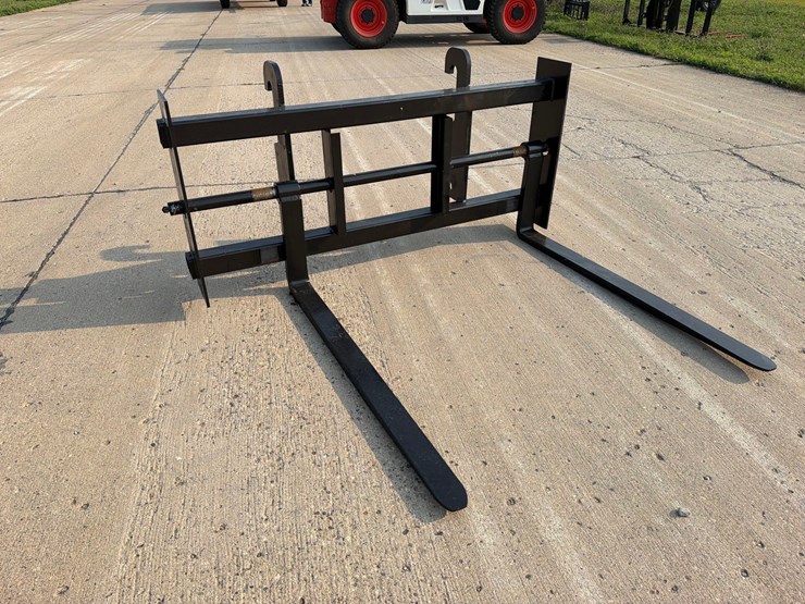 m&j-volvo-mount-pallet-forks-image-1