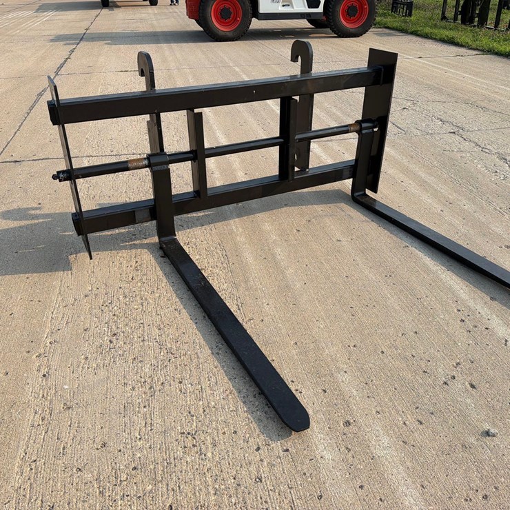 M&J Volvo Mount Pallet Forks