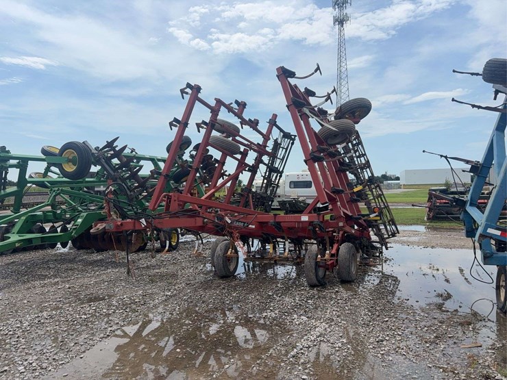 case-4300-field-cultivator-30ft,-5-bar-harrow-and-basket,-c-shank,-walking-tandems-image-1