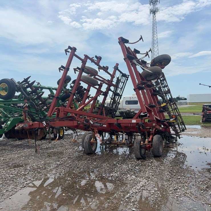 Case 4300 field cultivator 30ft, 5 bar harrow and basket, c-shank, walking tandems