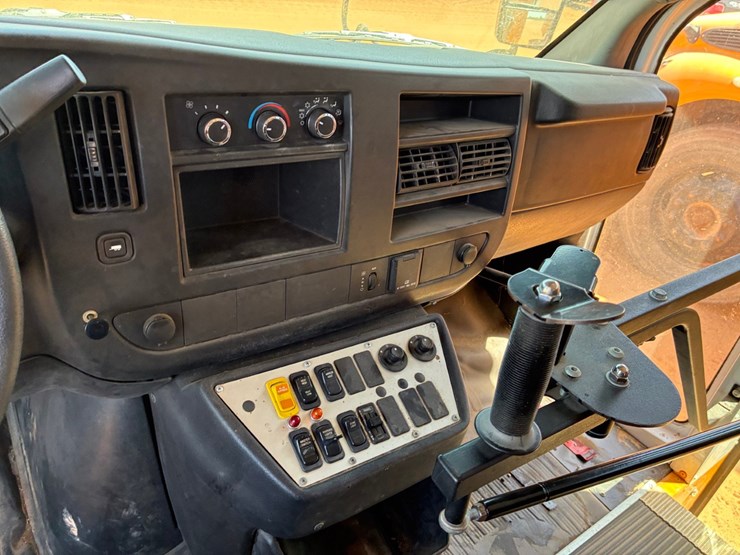 #t8879-•-chevy-bus-image-7