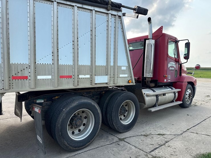 1999-freightliner-columbia-semi-truck-image-4