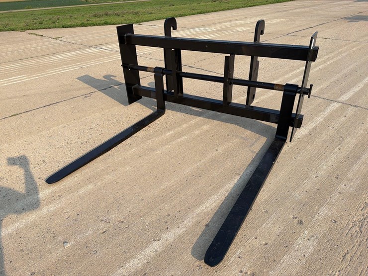 m&j-volvo-mount-pallet-forks-image-2