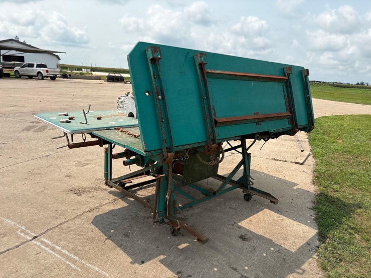 douglas-tilt-master-hoof-trimming-table-image-4