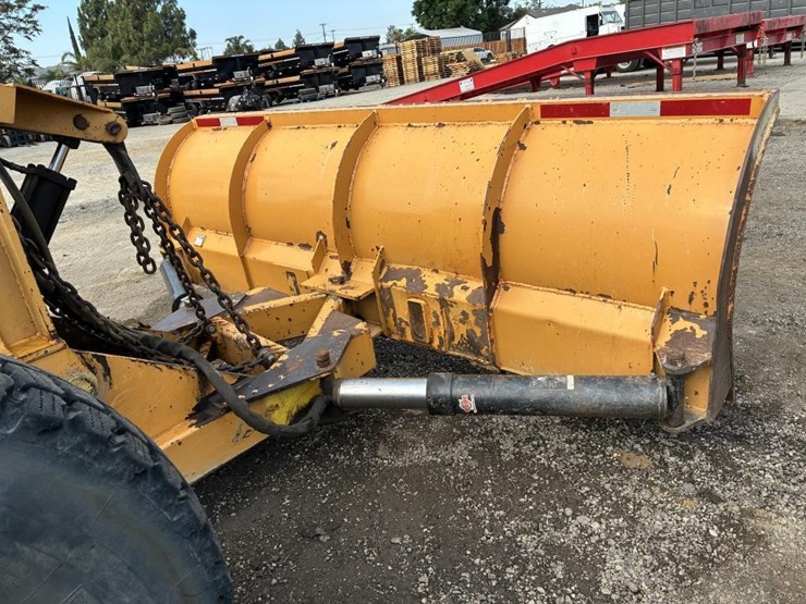 2010-caterpillar-143h-image-9