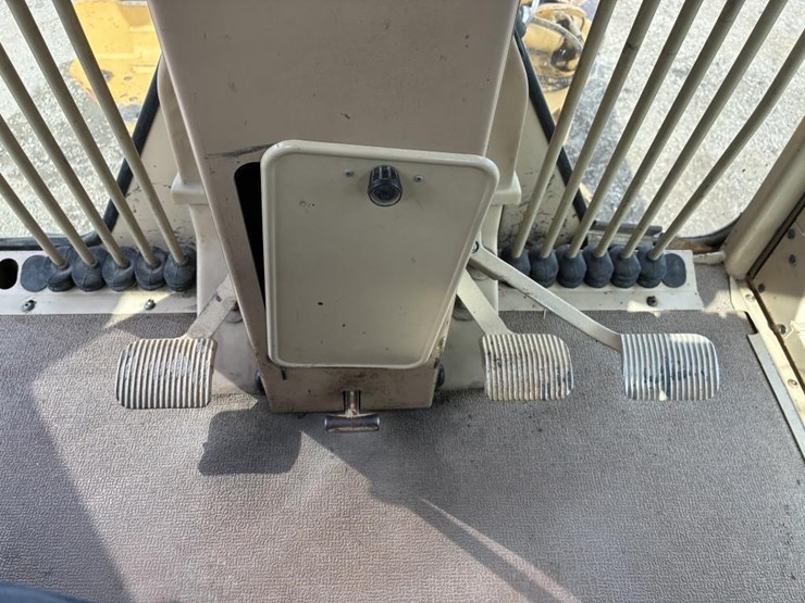 2010-caterpillar-143h-image-26
