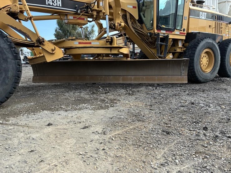2010-caterpillar-143h-image-11