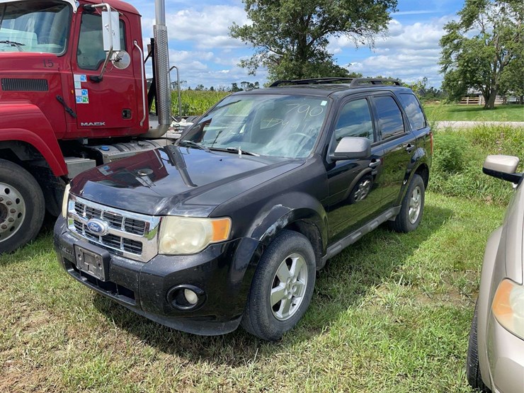 2010-ford-escape-image-1