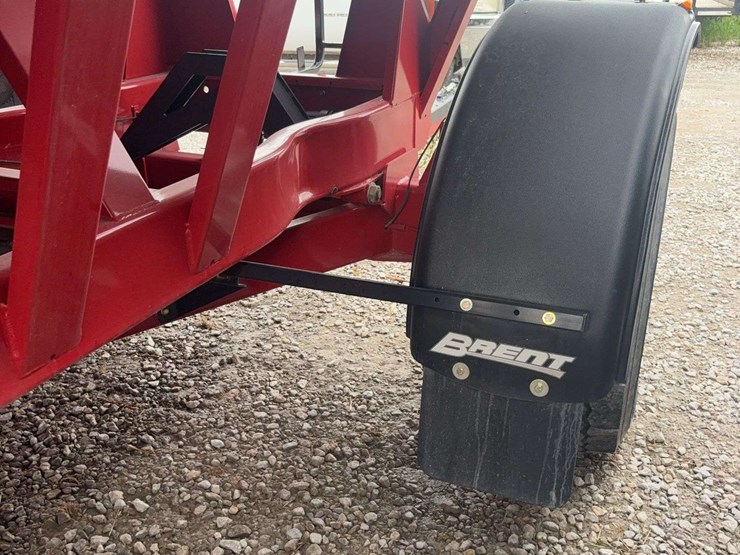 brendt-657-gravity-wagon-roll-tarp,-left-hand-unload,-fenders,-lights-&-brakes,-445/65r22.5-tires,-has-few-dings-on-unloading-side-image-19