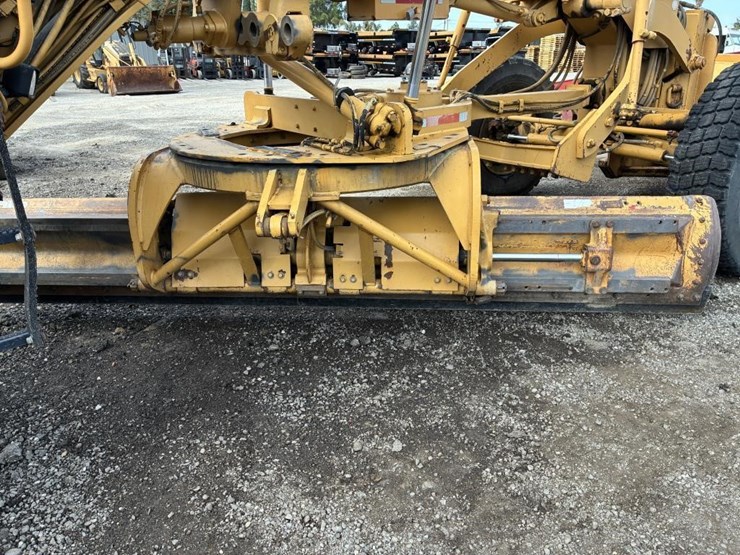2010-caterpillar-143h-image-12