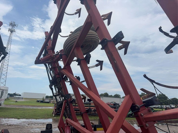 case-4300-field-cultivator-30ft,-5-bar-harrow-and-basket,-c-shank,-walking-tandems-image-15