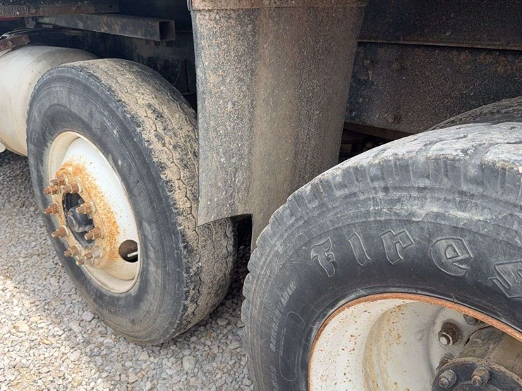 2002-peterbilt-330-image-8