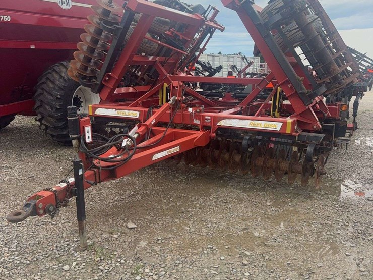 25ft-reel-disk,-levelly-bar,-5-bar-harrow,-single-rolling-basket,-tandem-axle,-19"-disc-blade-and-beater-bar.-image-2