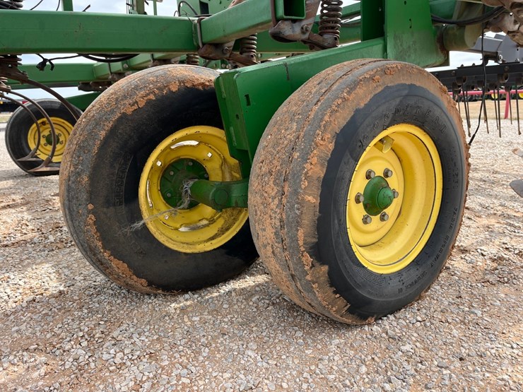 2005-john-deere-2210-image-17