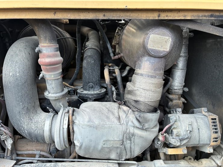 2010-caterpillar-143h-image-16