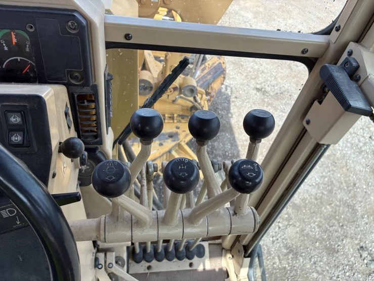 2010-caterpillar-143h-image-24