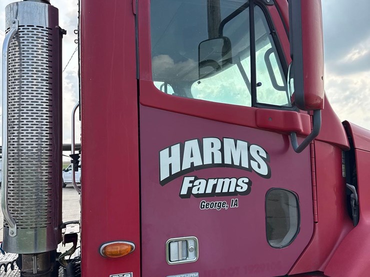 1999-freightliner-columbia-semi-truck-image-18