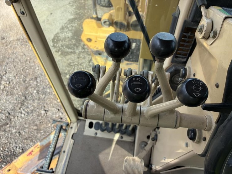 2010-caterpillar-143h-image-25