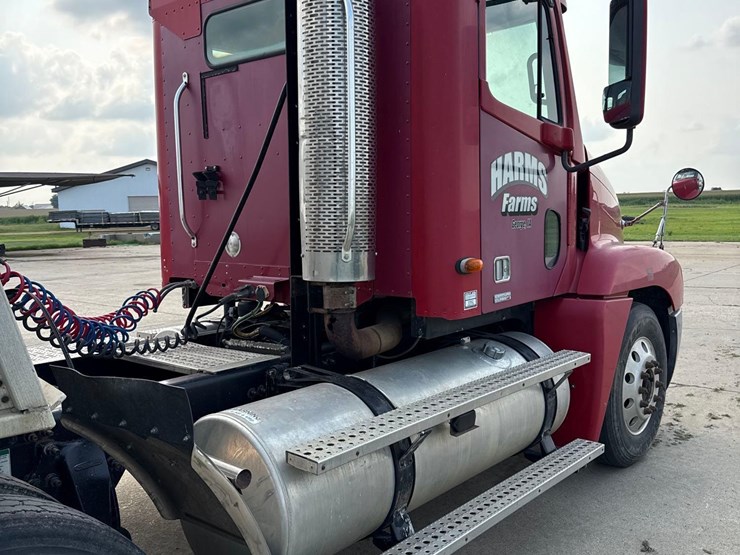 1999-freightliner-columbia-semi-truck-image-7