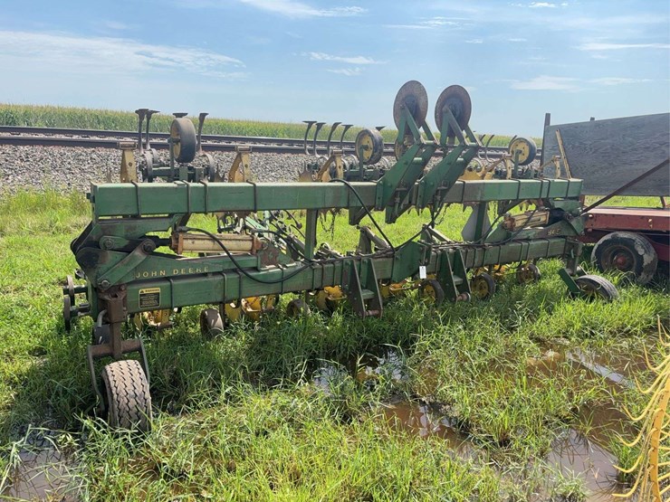 john-deere-845-image-1