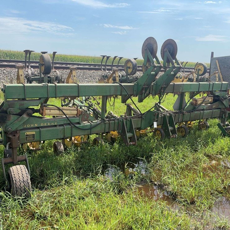 JOHN DEERE 845