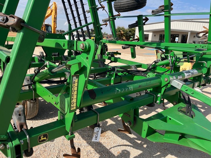 2013-john-deere-2210-image-5