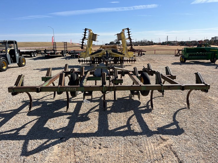 #t15179-•-john-deere-chisel-plow-image-2