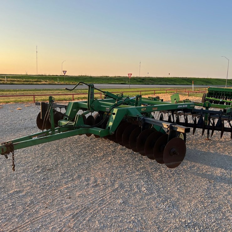 2001 JOHN DEERE 637