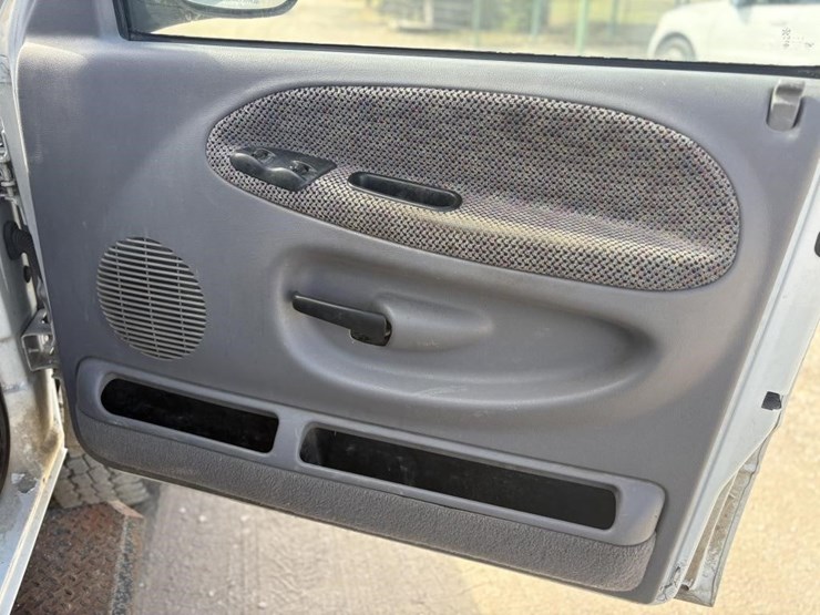 2001-dodge-2500-image-24