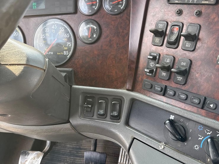 1999-freightliner-columbia-semi-truck-image-66