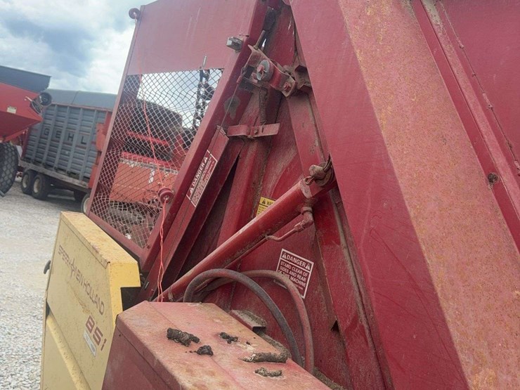 new-holland-851-image-5