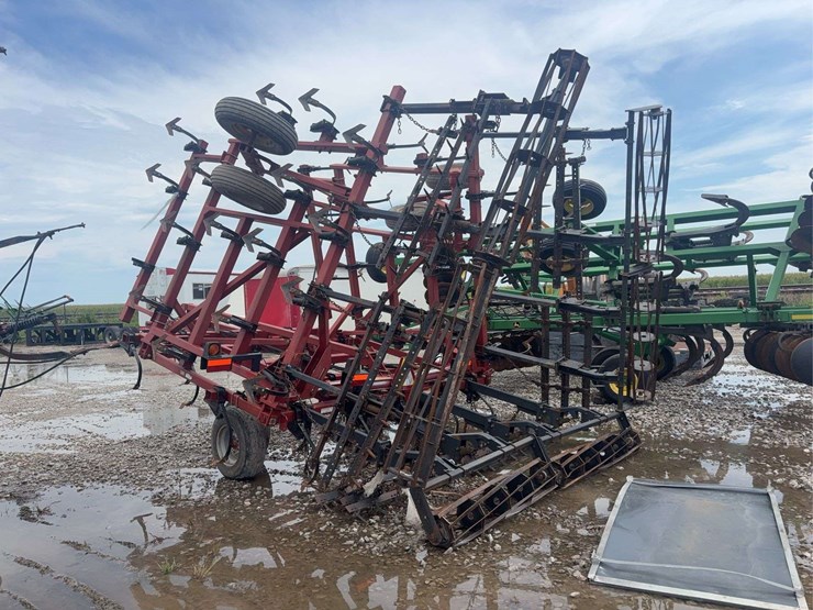 case-4300-field-cultivator-30ft,-5-bar-harrow-and-basket,-c-shank,-walking-tandems-image-9