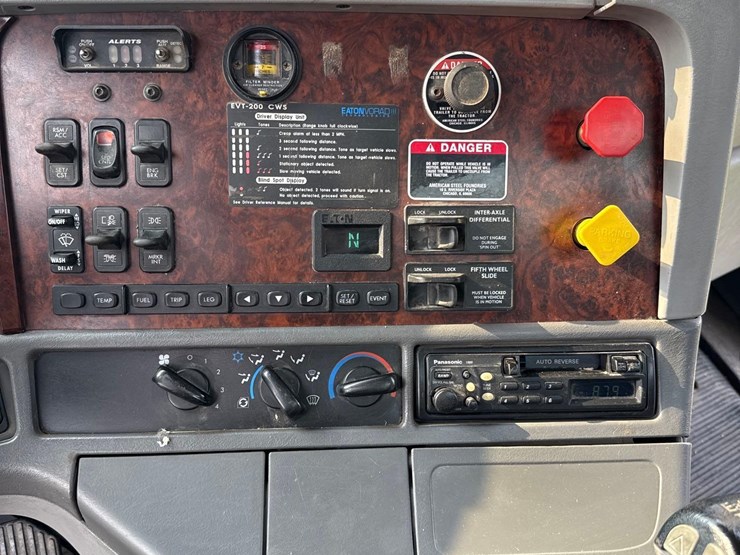 1999-freightliner-columbia-semi-truck-image-68