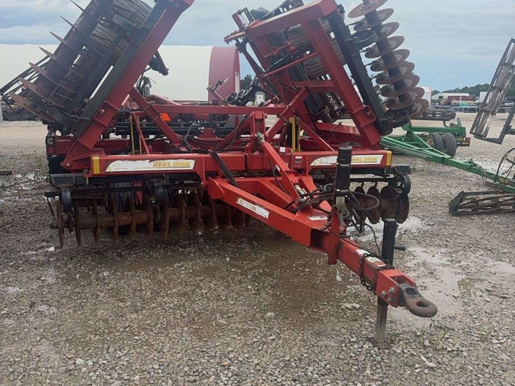 25ft-reel-disk,-levelly-bar,-5-bar-harrow,-single-rolling-basket,-tandem-axle,-19"-disc-blade-and-beater-bar.-image-1