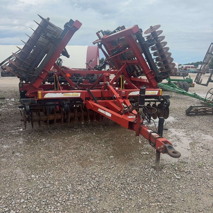 25ft reel disk, levelly bar, 5 bar harrow, single rolling basket, tandem axle, 19" disc blade and beater bar.