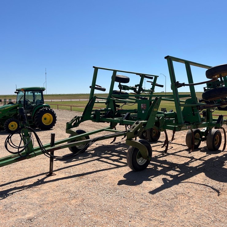 2001 JOHN DEERE 2400