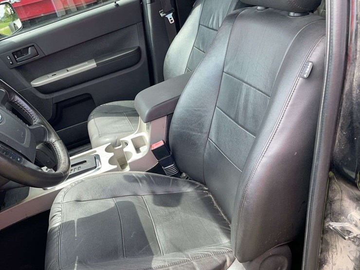2010-ford-escape-image-8