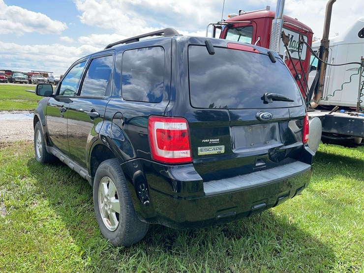 2010-ford-escape-image-4