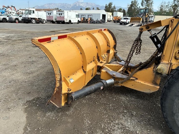 2010-caterpillar-143h-image-8