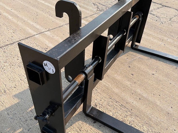 m&j-volvo-mount-pallet-forks-image-5