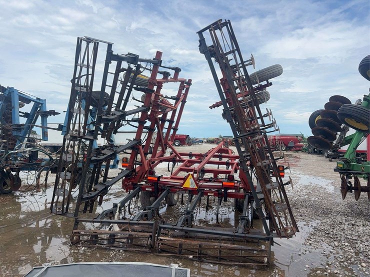 case-4300-field-cultivator-30ft,-5-bar-harrow-and-basket,-c-shank,-walking-tandems-image-7