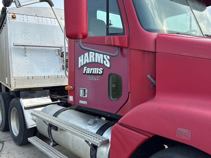 1999-freightliner-columbia-semi-truck-image-19