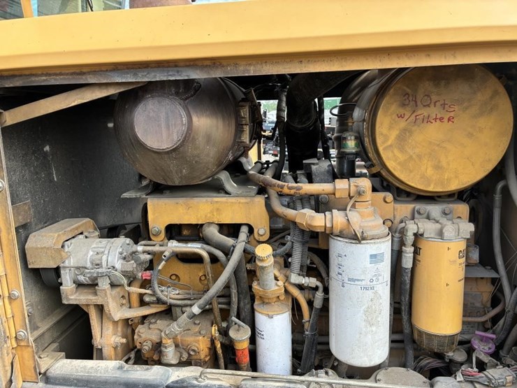 2010-caterpillar-143h-image-17