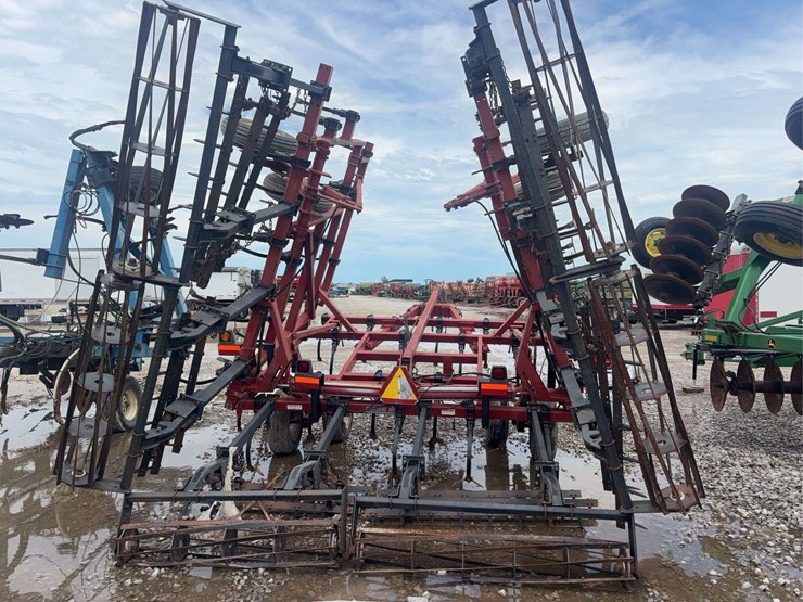 case-4300-field-cultivator-30ft,-5-bar-harrow-and-basket,-c-shank,-walking-tandems-image-8