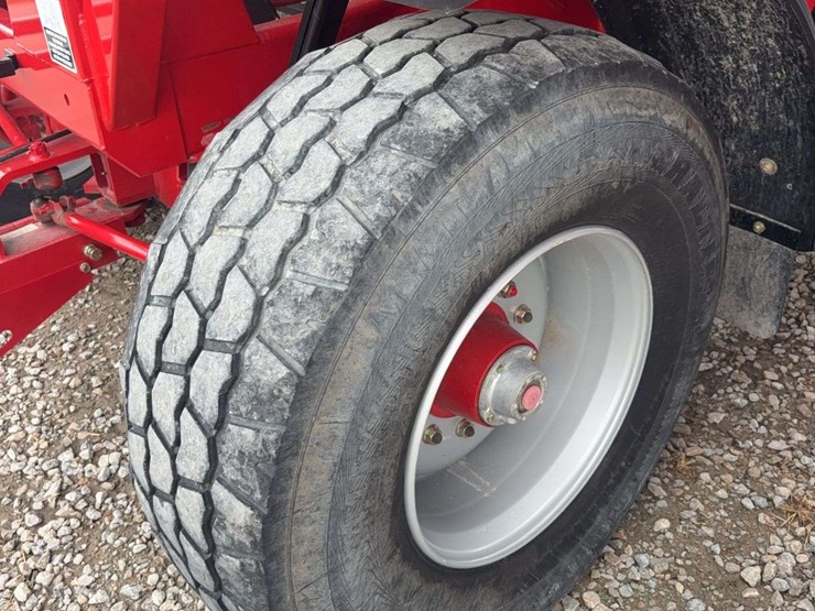 brendt-657-gravity-wagon-roll-tarp,-left-hand-unload,-fenders,-lights-&-brakes,-445/65r22.5-tires,-has-few-dings-on-unloading-side-image-5