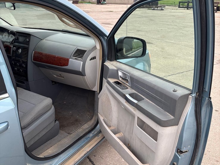 2008-chrysler-town-&-country-touring-image-44
