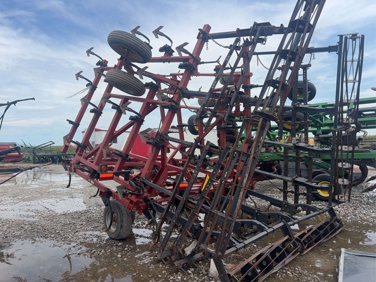 case-4300-field-cultivator-30ft,-5-bar-harrow-and-basket,-c-shank,-walking-tandems-image-10